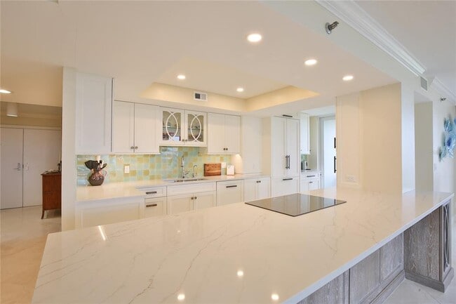 Building Photo - 775 Longboat Club Rd