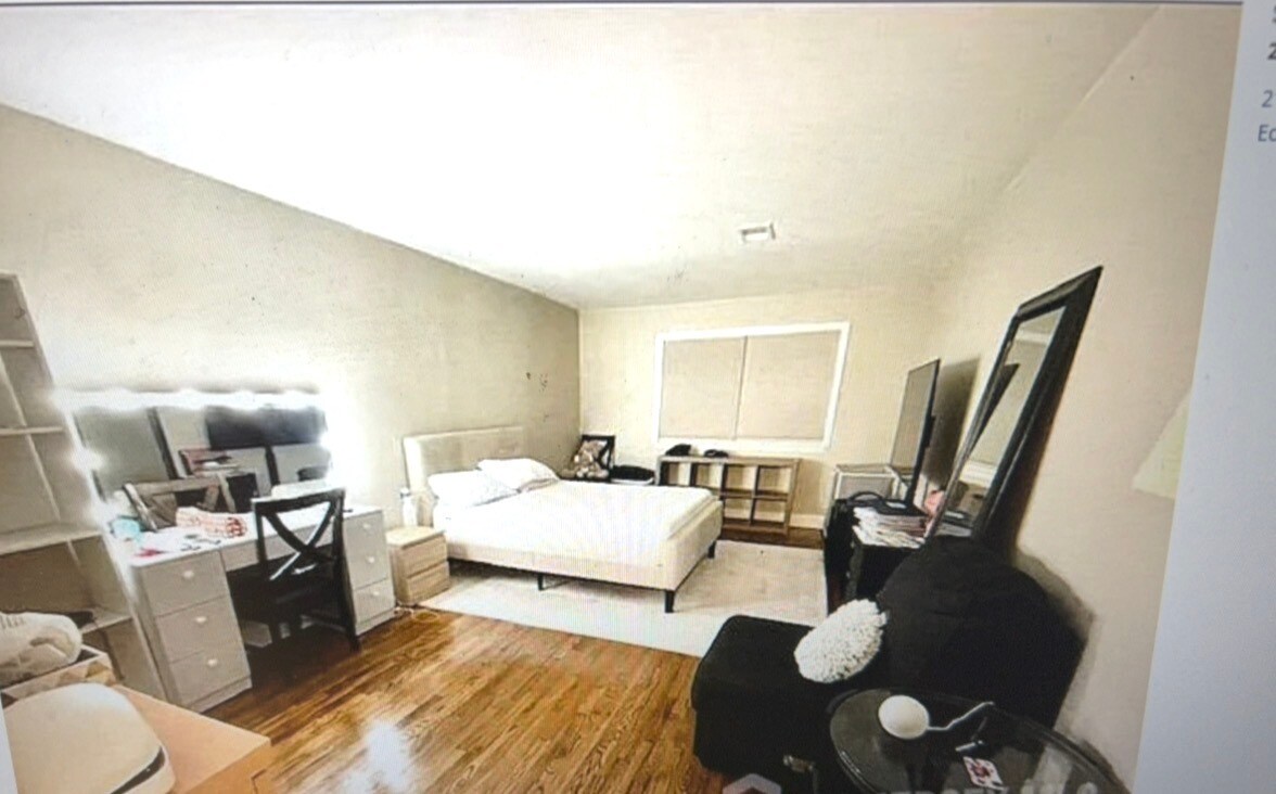 Building Photo - 215 College Dr