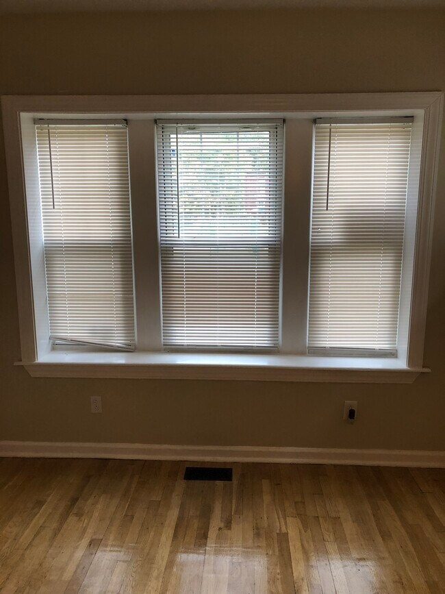 Building Photo - 5962 Oakherst Plz