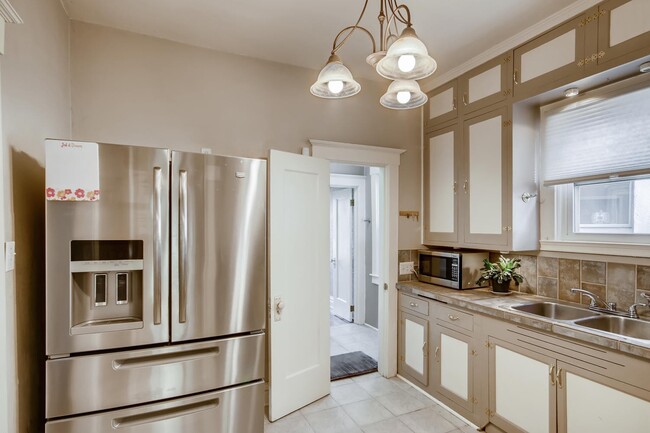 Building Photo - Cute Home In Fantastic Berkeley Location