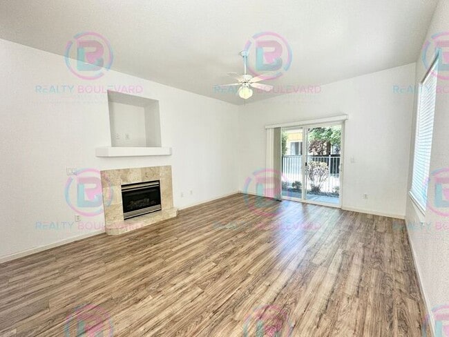 Building Photo - 3 Bedroom 2.5 Bathroom + Loft & 2 Car gara...