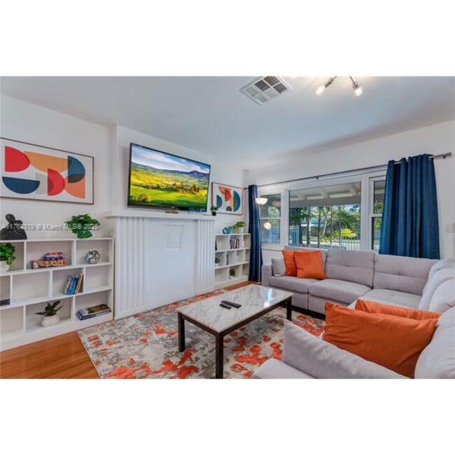 Building Photo - 820 SW 26th Rd