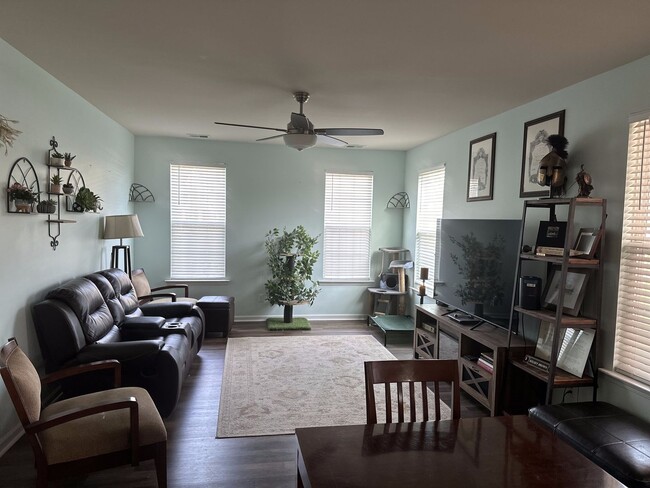 Building Photo - Move in Special  $500.00 off first and sec...