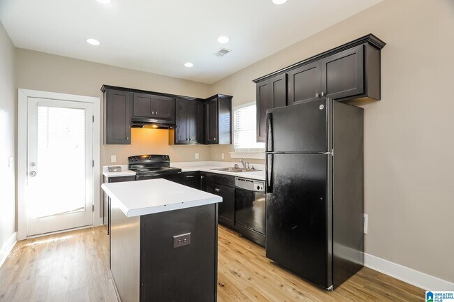 Building Photo - 140 GREENWOOD Cir