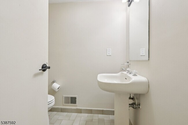 Building Photo - 5 Millay Ct
