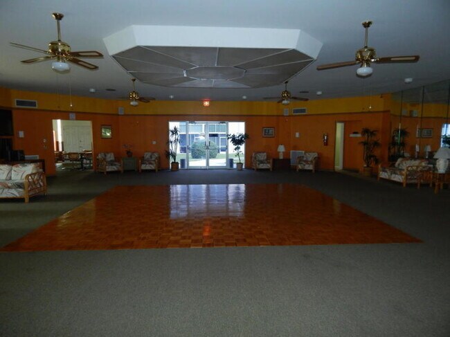 Building Photo - 500 Village Green Cir W