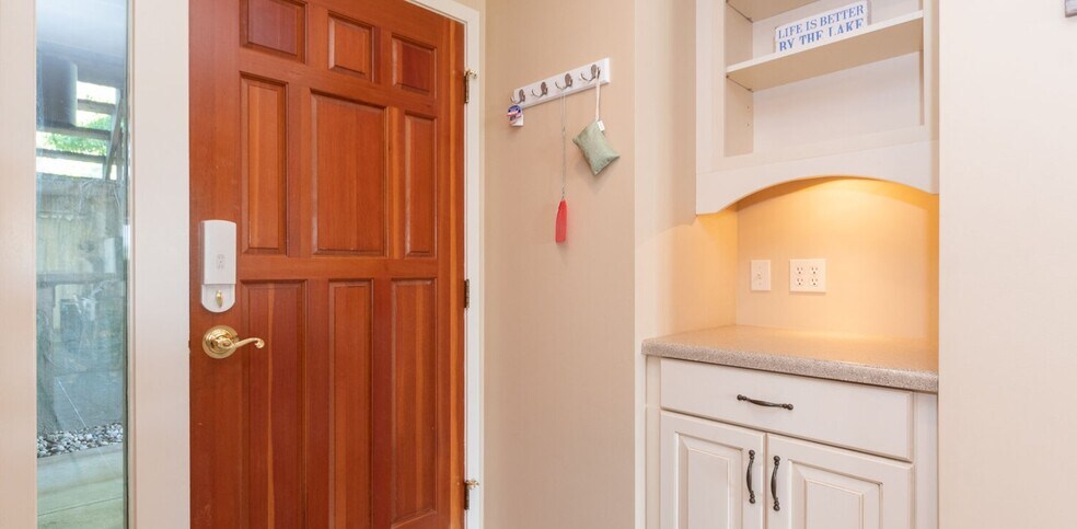 Building Photo - 230 Oak St