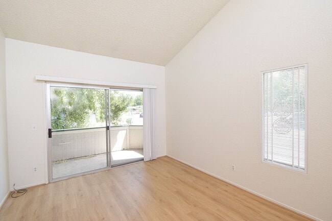 Building Photo - Cozy 2 Bedroom