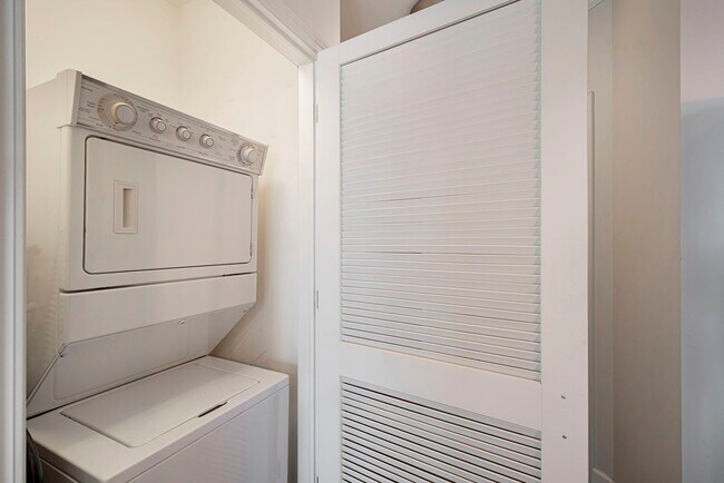 Building Photo - 420 E Waterside Dr