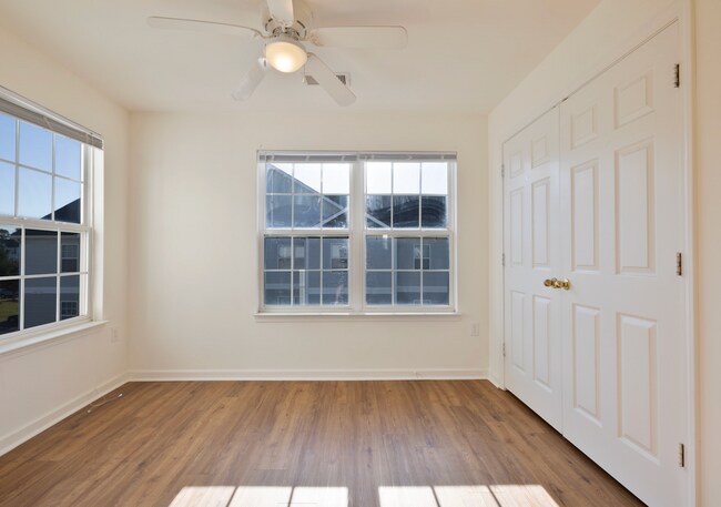 Building Photo - 3 Bedroom Apartment in University Village