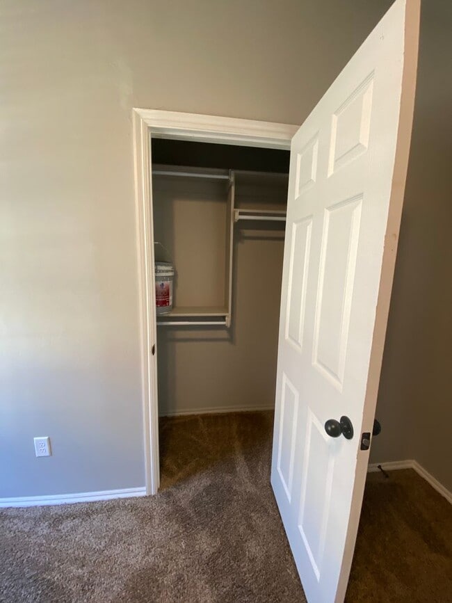 Building Photo - 3 bedroom and 2 bathroom duplex in El Reno!