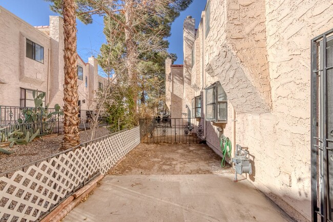 Building Photo - RENOVATED 3bd/2.5ba Townhome - Available NOW!