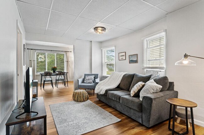 Building Photo - 2020 E 6th St