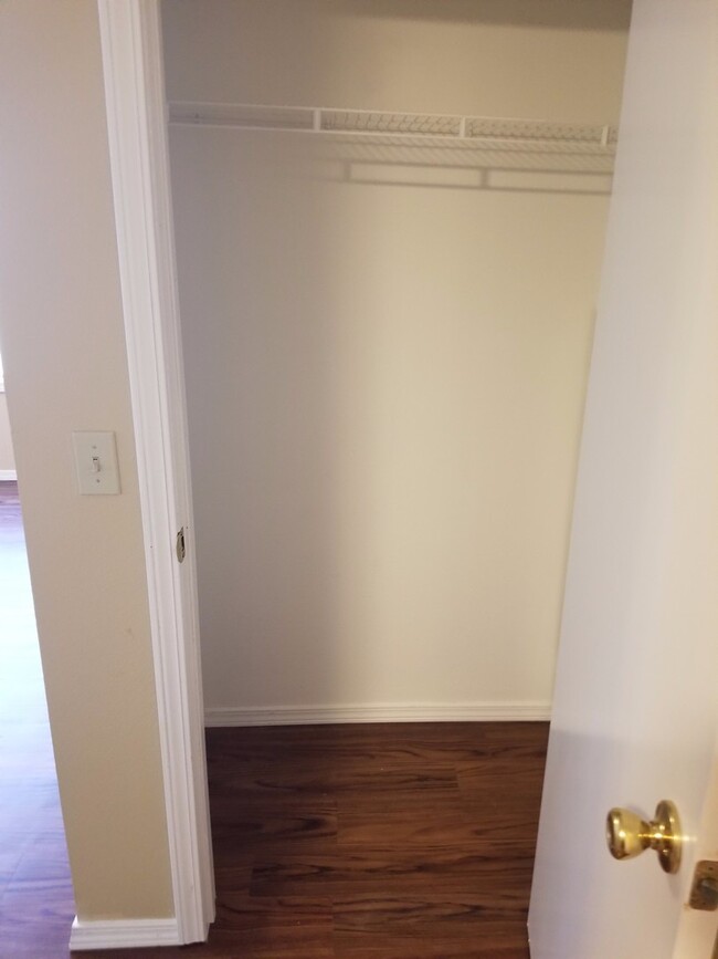 Building Photo - Townhome with a fireplace