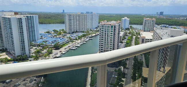 Building Photo - 15901 Collins Ave