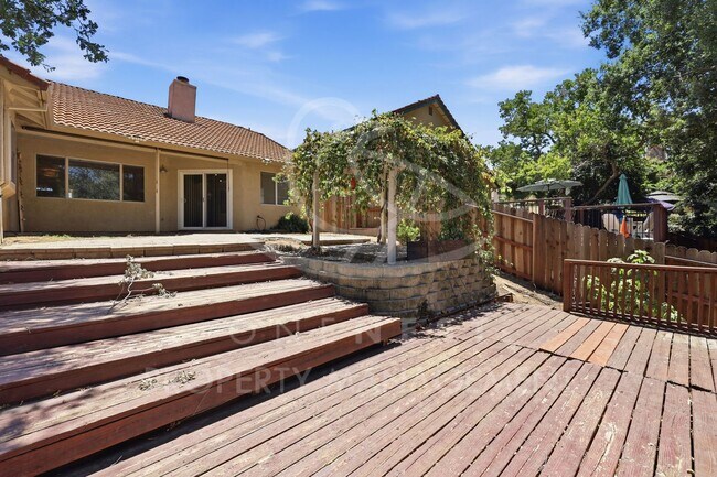 Building Photo - Charming and thoughtfully upgraded 3-bedroom, 2-bathroom single-level