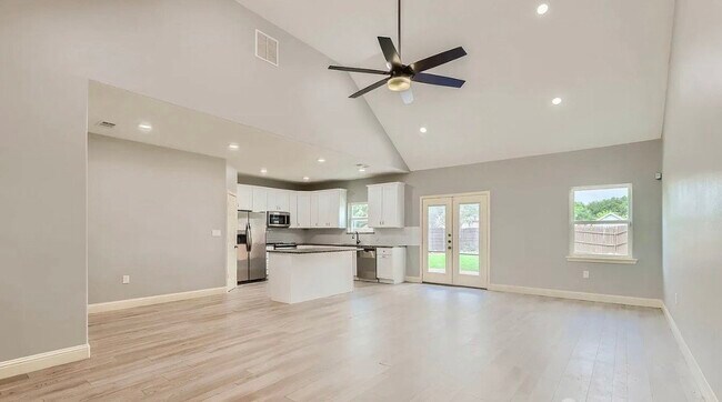 Building Photo - MOVE IN READY