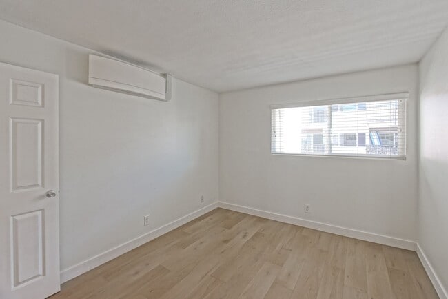 Building Photo - Recently Updated, Top-Floor 2BR2BA Condo in Apple Tree Community w/ Pool, Overlooking Greenbelt/H...