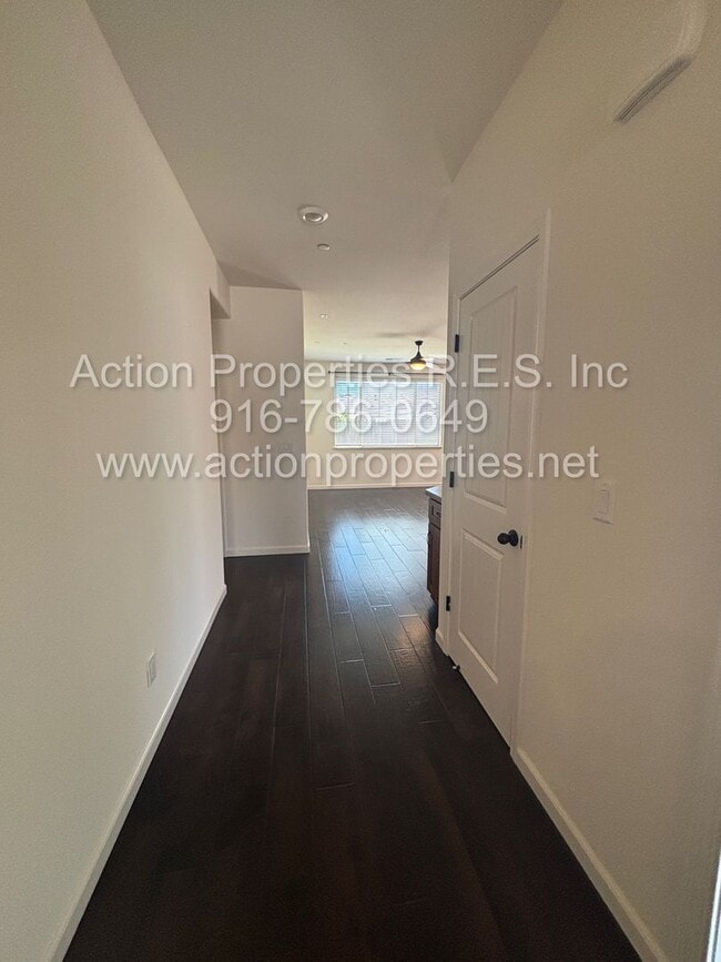Building Photo - Solar - Whitney Ranch Newer Single Story, ...