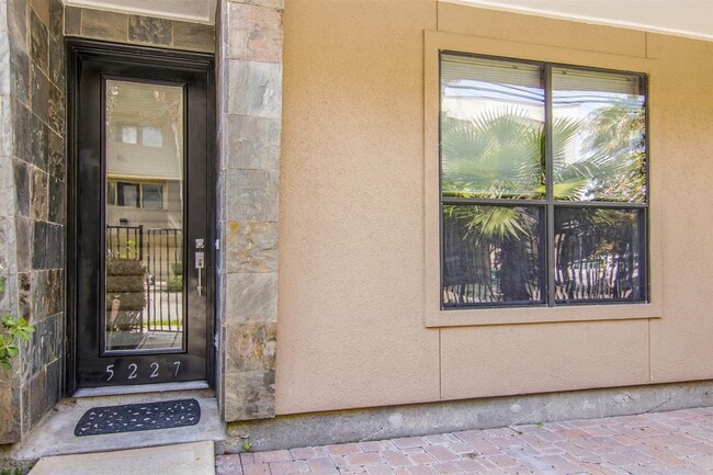 Building Photo - 5227 Lillian St