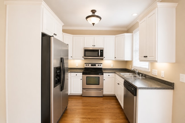 Building Photo - 112 St James Pl