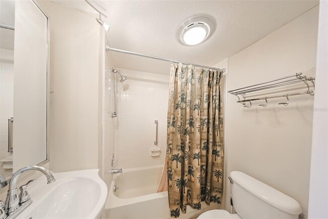 Building Photo - 611 Lively Dr