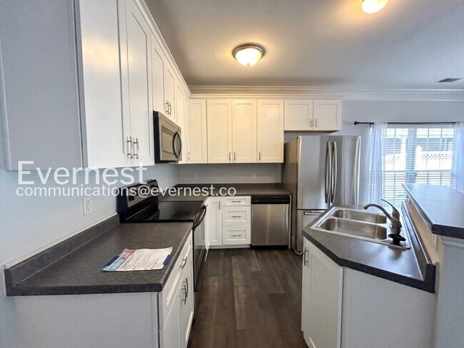 Building Photo - 2 Bed/2.5 Bath Townhome with Fenced Yard & Garage / Pet-Friendly / Available Now!