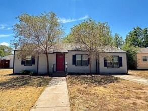 Building Photo - Cute 3/2 Central Lubbock close to University