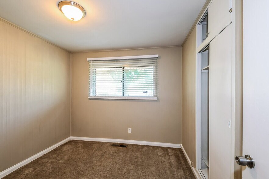 Building Photo - 933 Lebon Dr