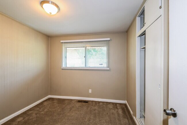 Building Photo - 933 Lebon Dr