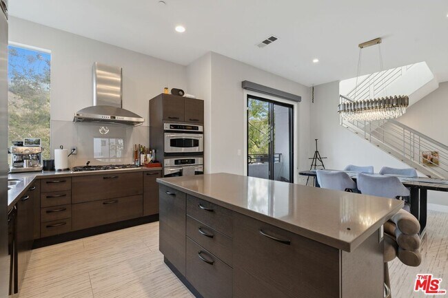 Building Photo - 12911 Bluff Creek Dr