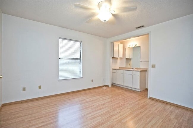 Building Photo - 5905 Sara St