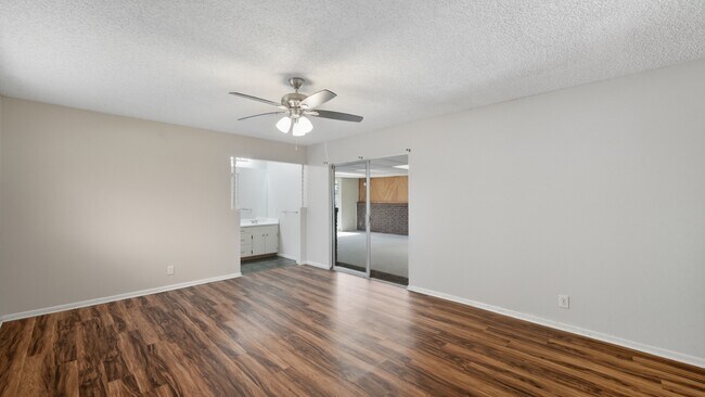 Building Photo - 140 Cloverleaf Dr