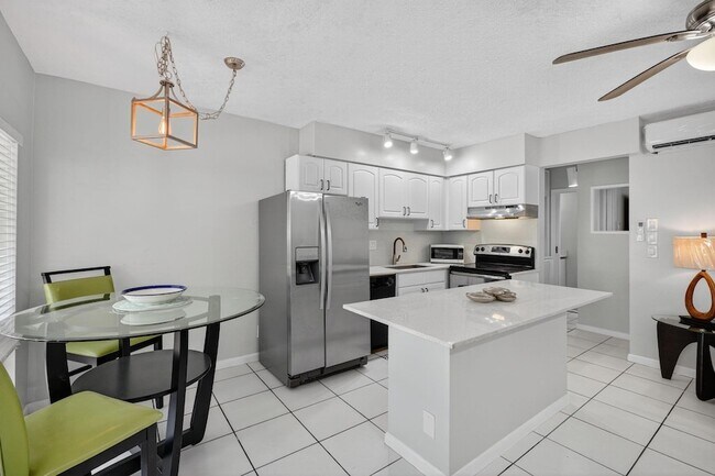 Building Photo - 2624 NE 30th Pl