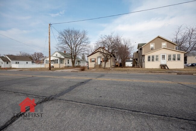 Building Photo - 505 Racine St