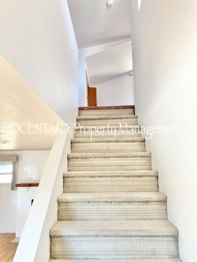 Building Photo - Large home with a huge yard on the West si...