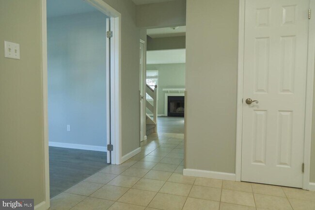 Building Photo - 921 Samantha Cir
