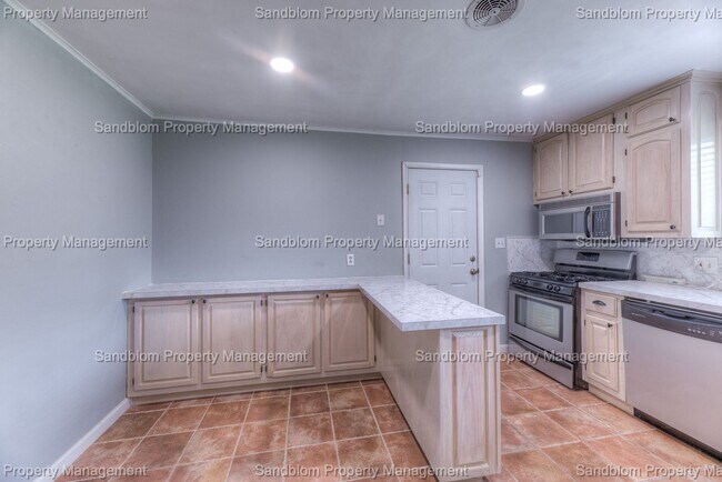 Building Photo - For Lease | Tulsa | 3 Bedroom, 1 Bath | $1...