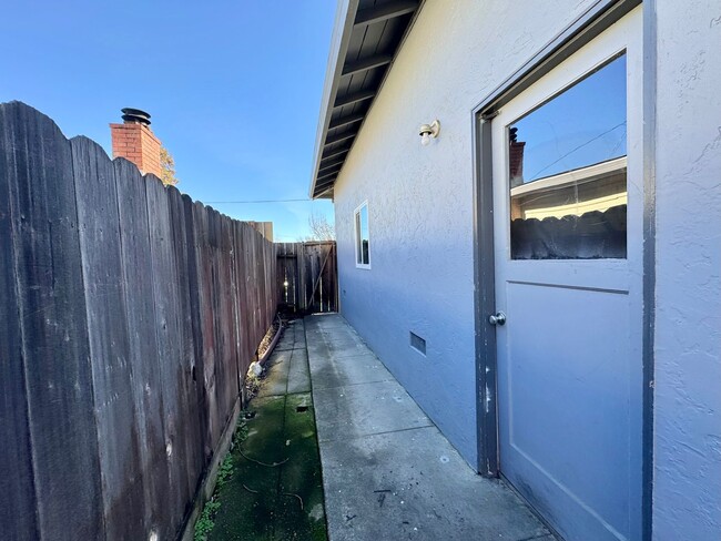 Building Photo - Spacious 3 Bedroom/2 Bath Home on Corner i...