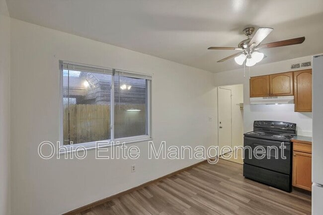 Building Photo - 2460 Hiawatha St