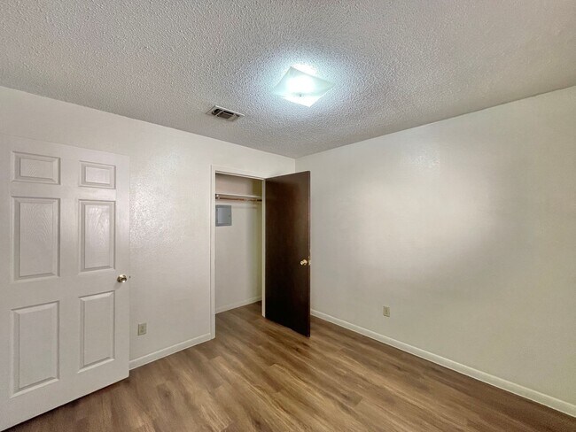 Building Photo - 624 Sunset Ln