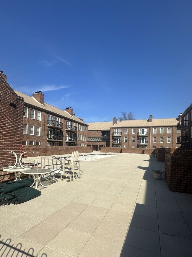 Building Photo - 801 S Pitt St