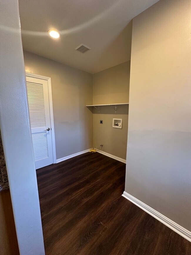 Building Photo - Beautifully updated 3br/2ba Home with Time...