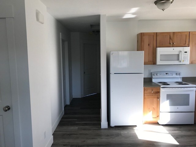 kitchen to hall - 534 E Chubbuck Rd