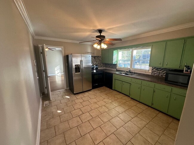 Building Photo - FOR LEASE - 3 bed, 2 bath, 1400 sqft single-family home