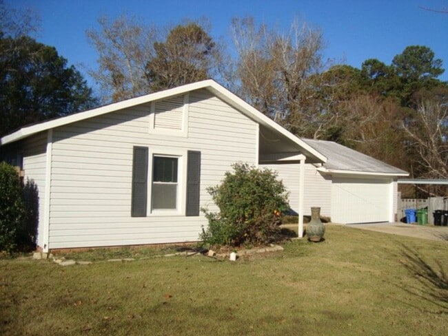 Building Photo - Renovated 4 bedroom available now to rent!