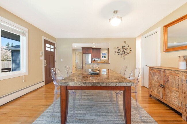Building Photo - Charming Rambler in North Seattle!