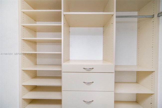 Building Photo - 1800 N Bayshore Dr