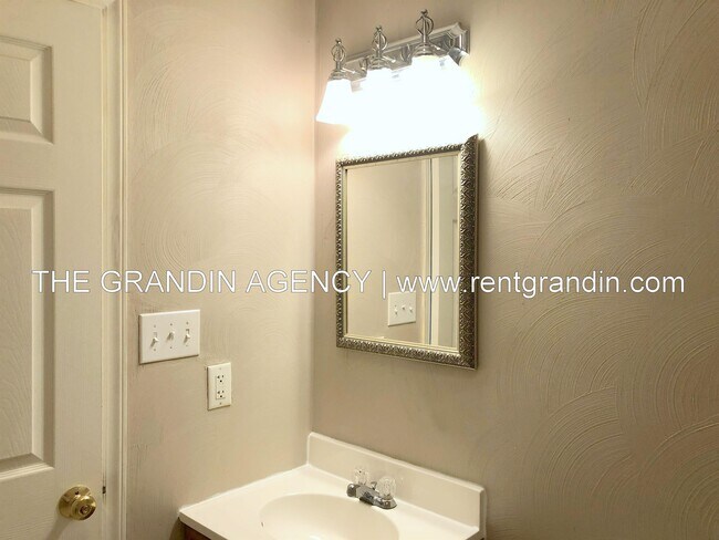 Building Photo - 1811 Meadows Ct