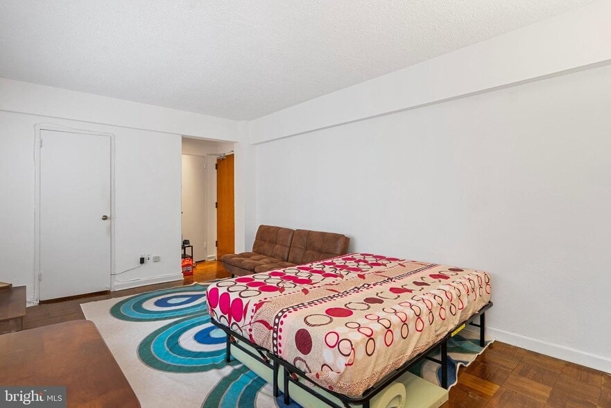 Primary Photo - 2141 I St NW